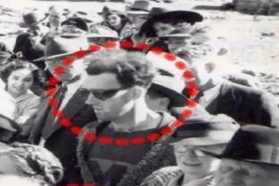 Détail des lunettes sombres sur la photographie