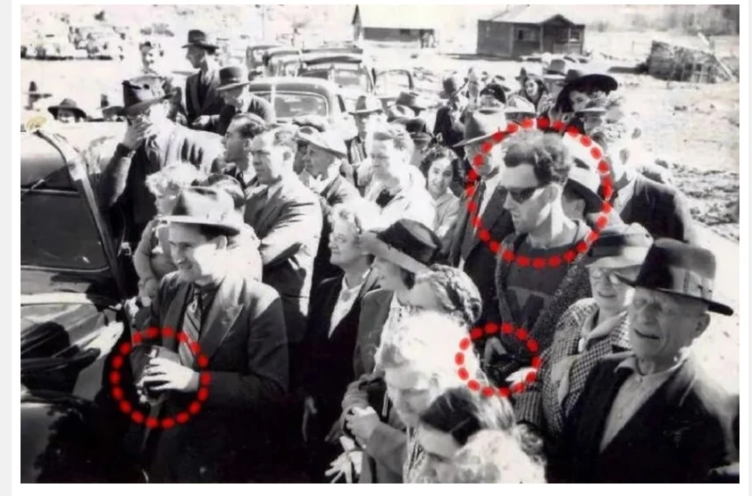 Foule lors de la réouverture du South Fork Bridge en 1941, avec des détails entourés en rouge